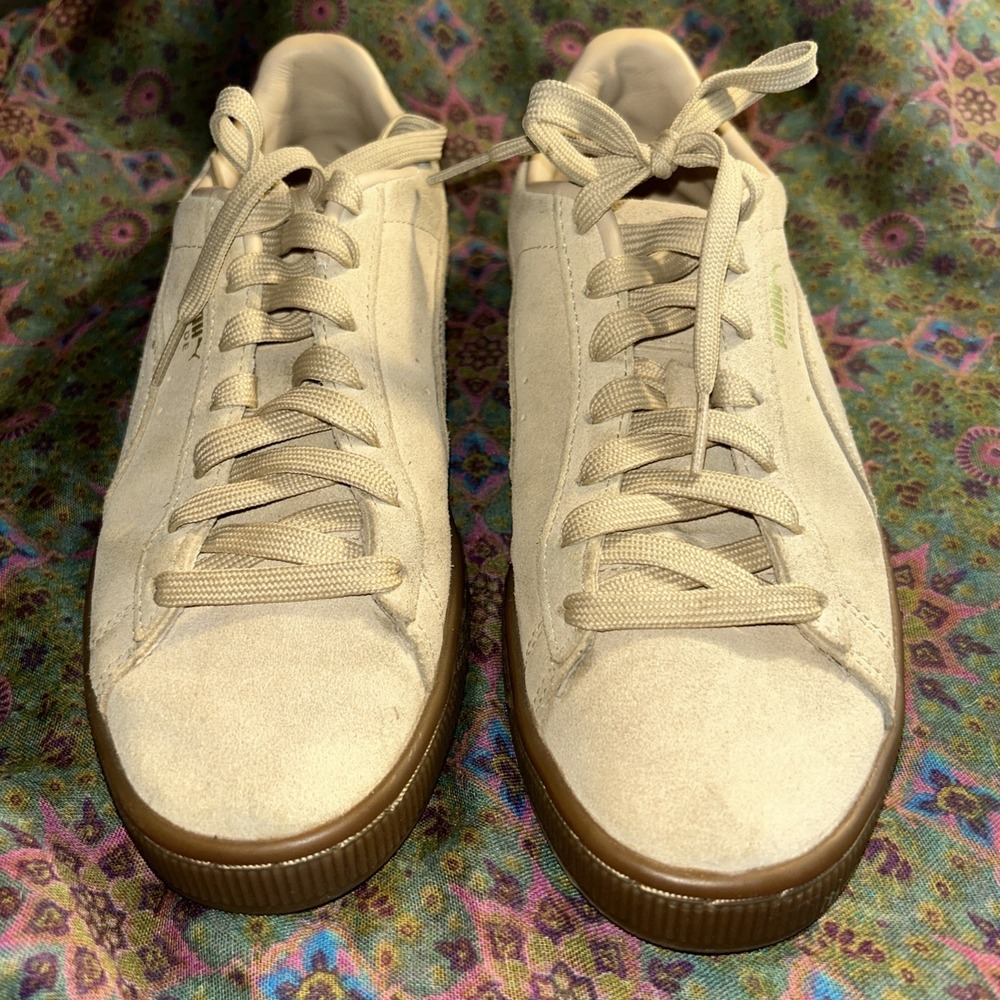 PUMA Smash Suede Sneakers In White with A Gum Sole.Size 7.5 Woman's Super Nice